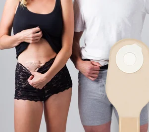 uma mulher usando uma saia preta