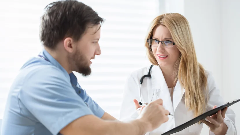 un médecin et un patient